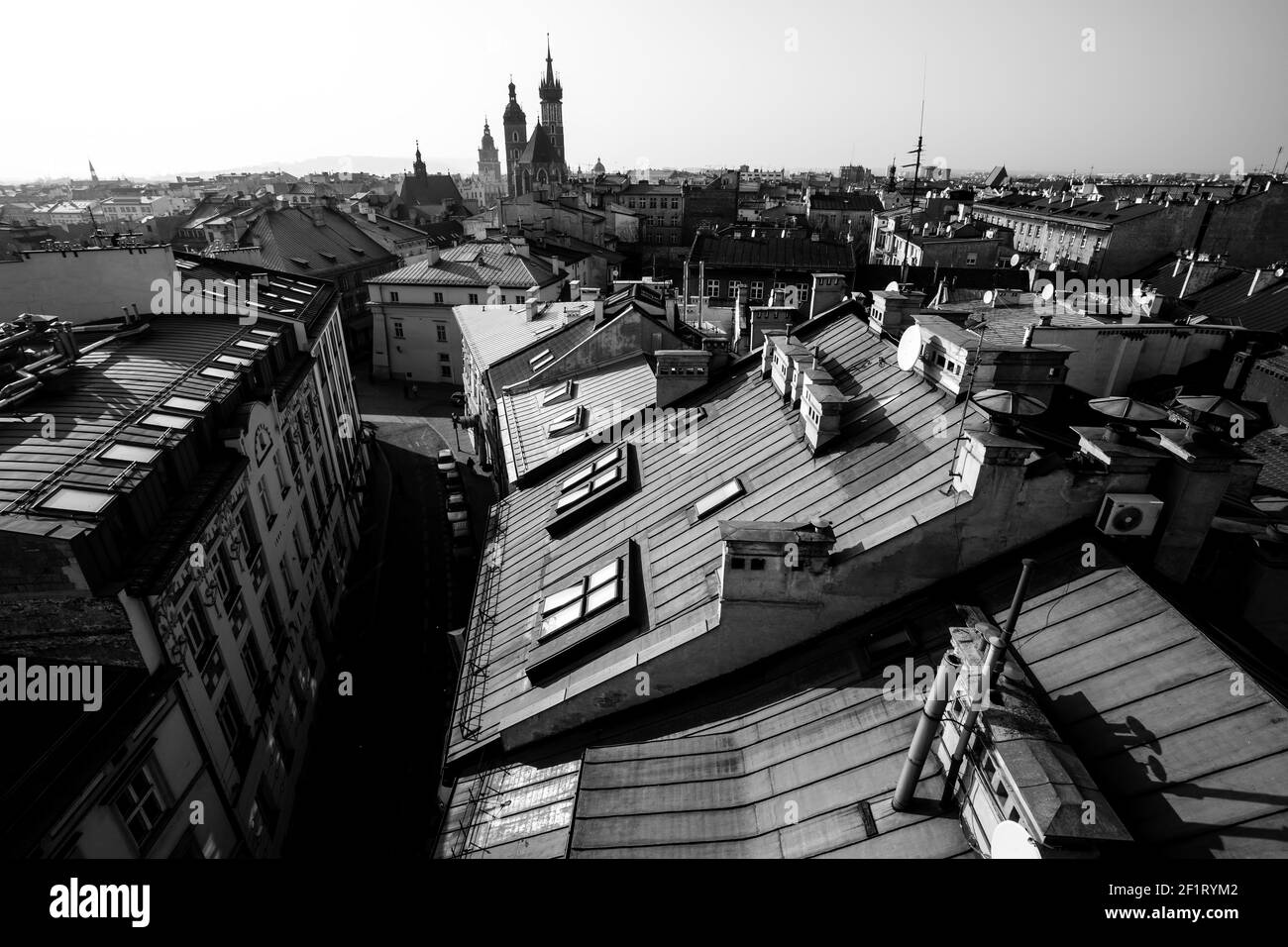 Vista dall'alto dei tetti della città vecchia nel centro di Cracovia, Polonia. Foto in bianco e nero. Foto Stock