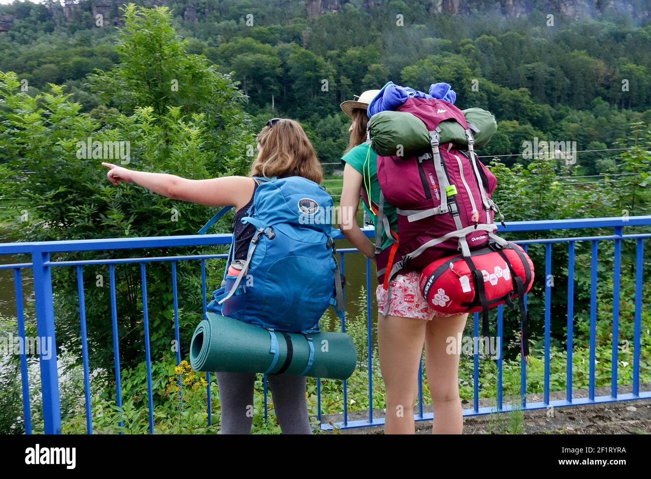 Due ragazze, giovani donne, escursionisti con zaini per zaini da trekking in Svizzera boema Repubblica Ceca Foto Stock