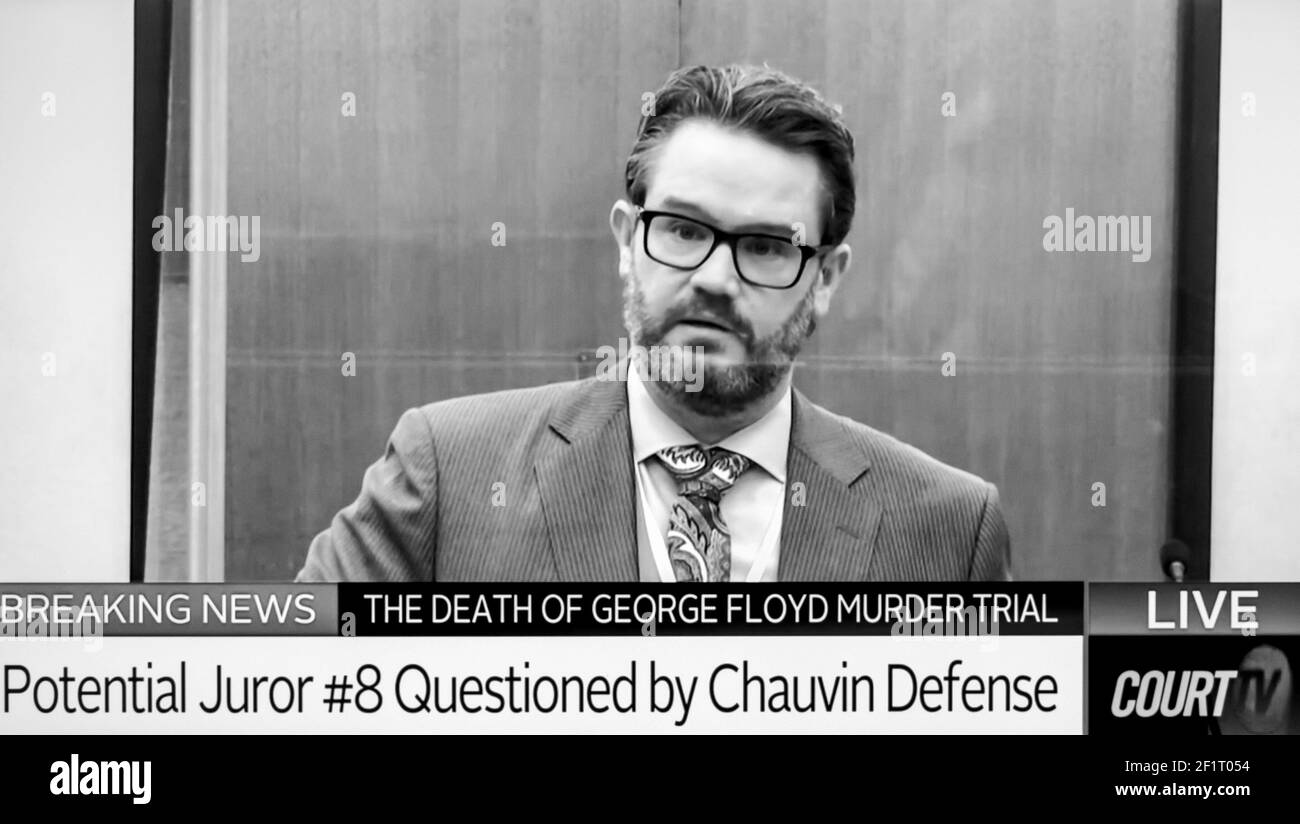 Minnesota, Stati Uniti. 09 marzo 2021, Minneapolis, Minnesota, USA - il procuratore della Difesa ERIC NELSON ha interrogato il giuramento n. 8 durante la notte del voto, in quanto il primo giorno di selezione della giuria si svolge nel processo di omicidio di George Floyd. L'ex poliziotto di Minneapolis Chauvin è accusato di omicidio di secondo grado e massacro nella morte di George Floyd il 25 maggio. Chauvin fu visto su nastro premendo il ginocchio sul collo di Floyd per più di nove minuti. La morte ha scatenato oltraggi in tutto il mondo e ha portato a massicce proteste contro la brutalità e il razzismo della polizia.(immagine di credito: © Court TV/ZUMA Wire) Foto Stock