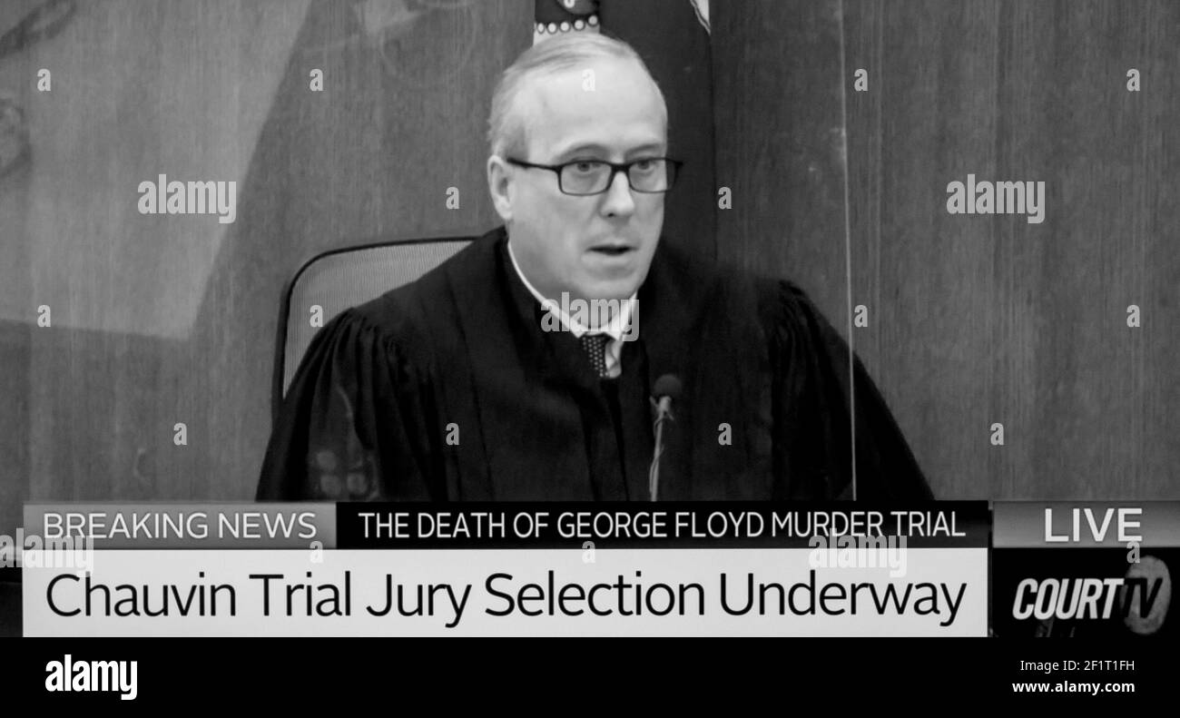 Minnesota, Stati Uniti. Il giudice PETER CAHILL parla ad un potenziale giurato il primo giorno di selezione della giuria nel processo di assassinio di George Floyd. 09 marzo 2021. L'ex poliziotto di Minneapolis Derek Chauvin è accusato di omicidio di secondo grado e massacro nella morte di George Floyd il 25 maggio. Chauvin fu visto su nastro premendo il ginocchio sul collo di Floyd per più di nove minuti. La morte ha suscitato indignazione in tutto il mondo e ha portato a massicce proteste contro la brutalità e il razzismo della polizia. Credit: Court TV/ZUMA Wire/Alamy Live News Foto Stock