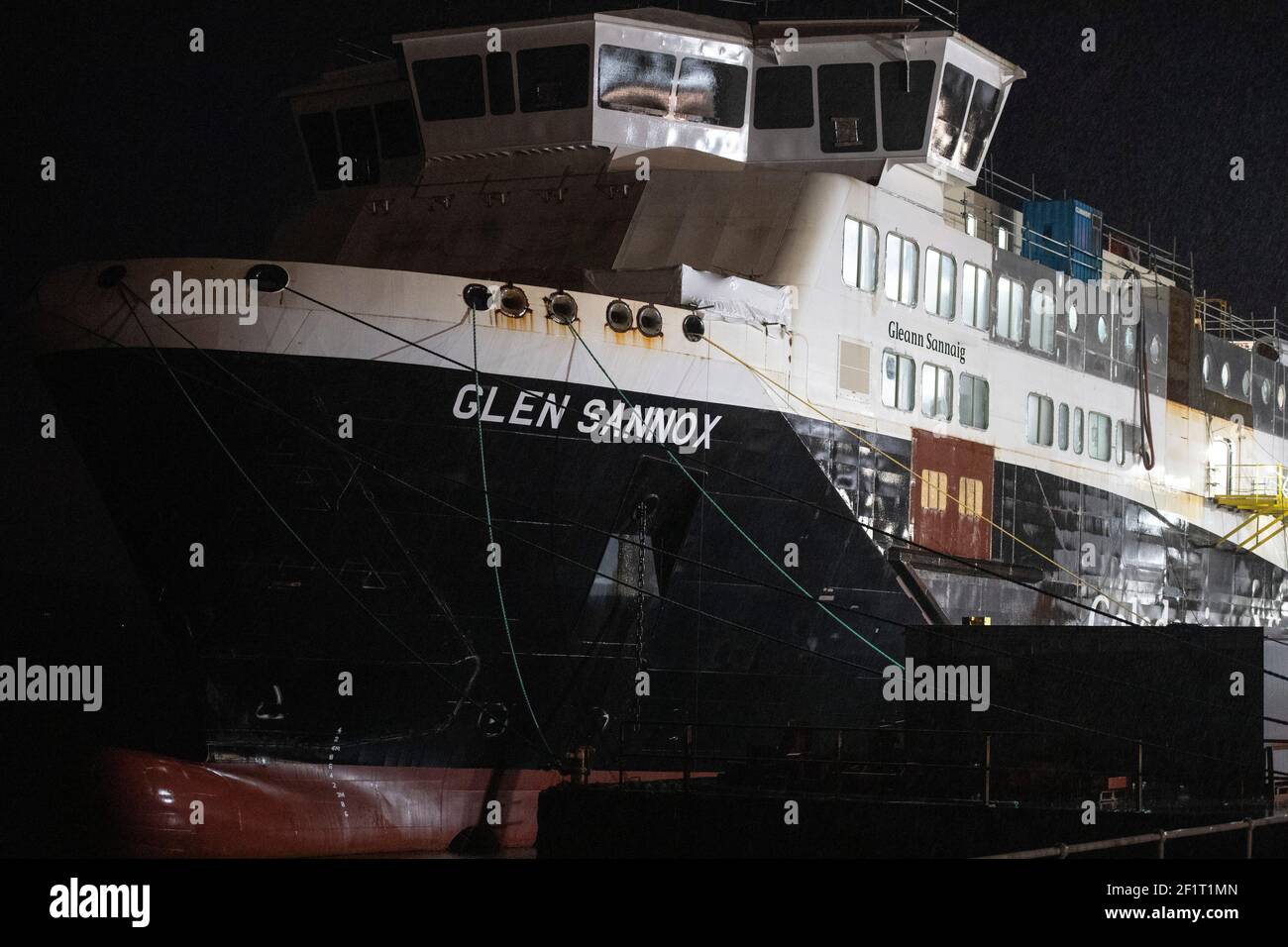 Greenock, Scozia, Regno Unito. 9 marzo 2021. Nella foto: Il traghetto Caledonian Macbrayne Glen Sannox si trova nel Firth di Clyde sotto i riflettori del cantiere di fabbricazione di Ferguson Marine. Il contratto del governo scozzese dovrebbe essere completato nel prossimo anno, si spera. Il progetto è stato circondato da polemiche e il governo scozzese ha fatto passi avanti, tuttavia i costi di spirale sono quasi tre volte il bilancio originale. Credit: Colin Fisher/Alamy Live News Foto Stock