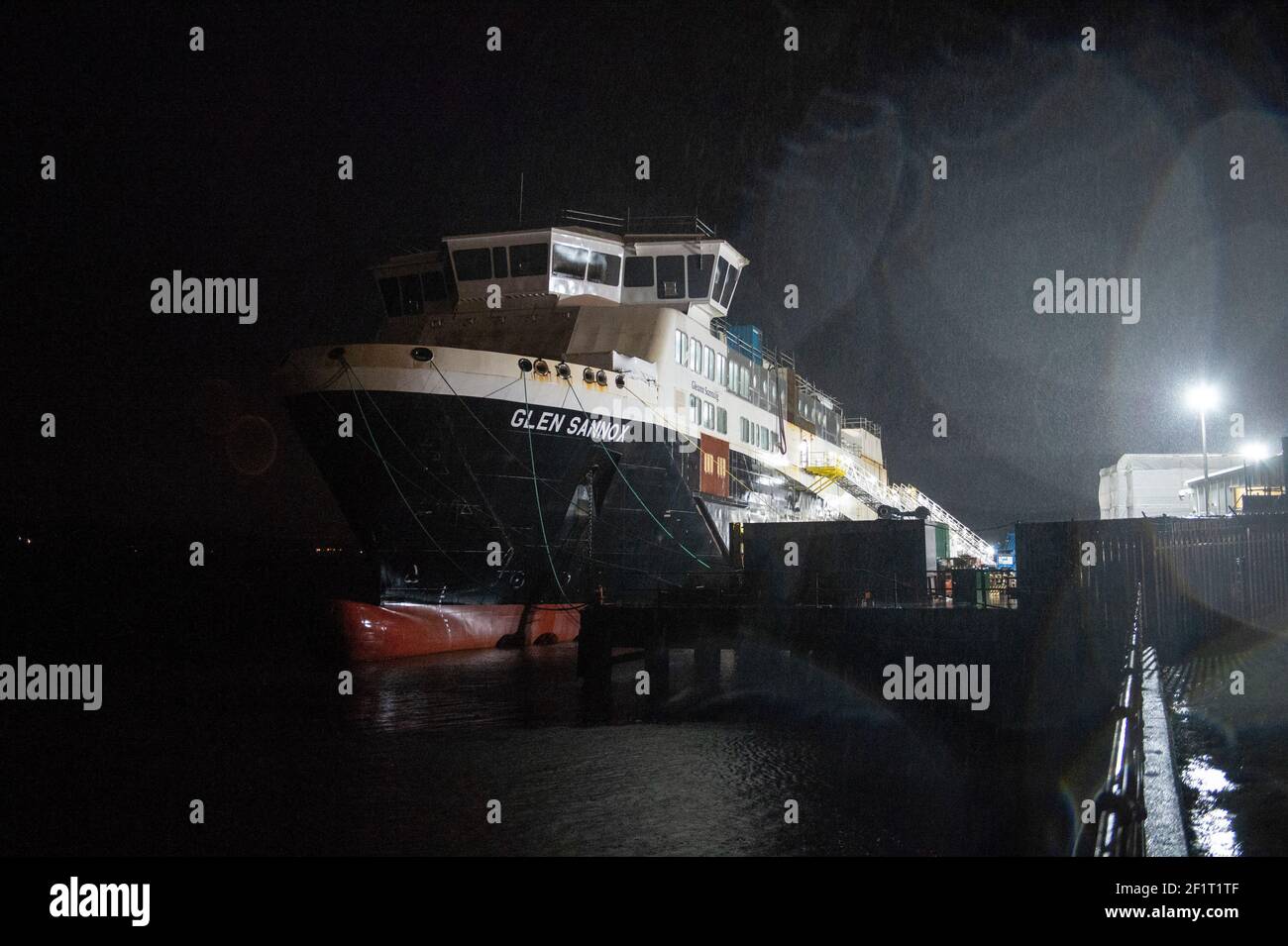 Greenock, Scozia, Regno Unito. 9 marzo 2021. Nella foto: Il traghetto Caledonian Macbrayne Glen Sannox si trova nel Firth di Clyde sotto i riflettori del cantiere di fabbricazione di Ferguson Marine. Il contratto del governo scozzese dovrebbe essere completato nel prossimo anno, si spera. Il progetto è stato circondato da polemiche e il governo scozzese ha fatto passi avanti, tuttavia i costi di spirale sono quasi tre volte il bilancio originale. Credit: Colin Fisher/Alamy Live News Foto Stock