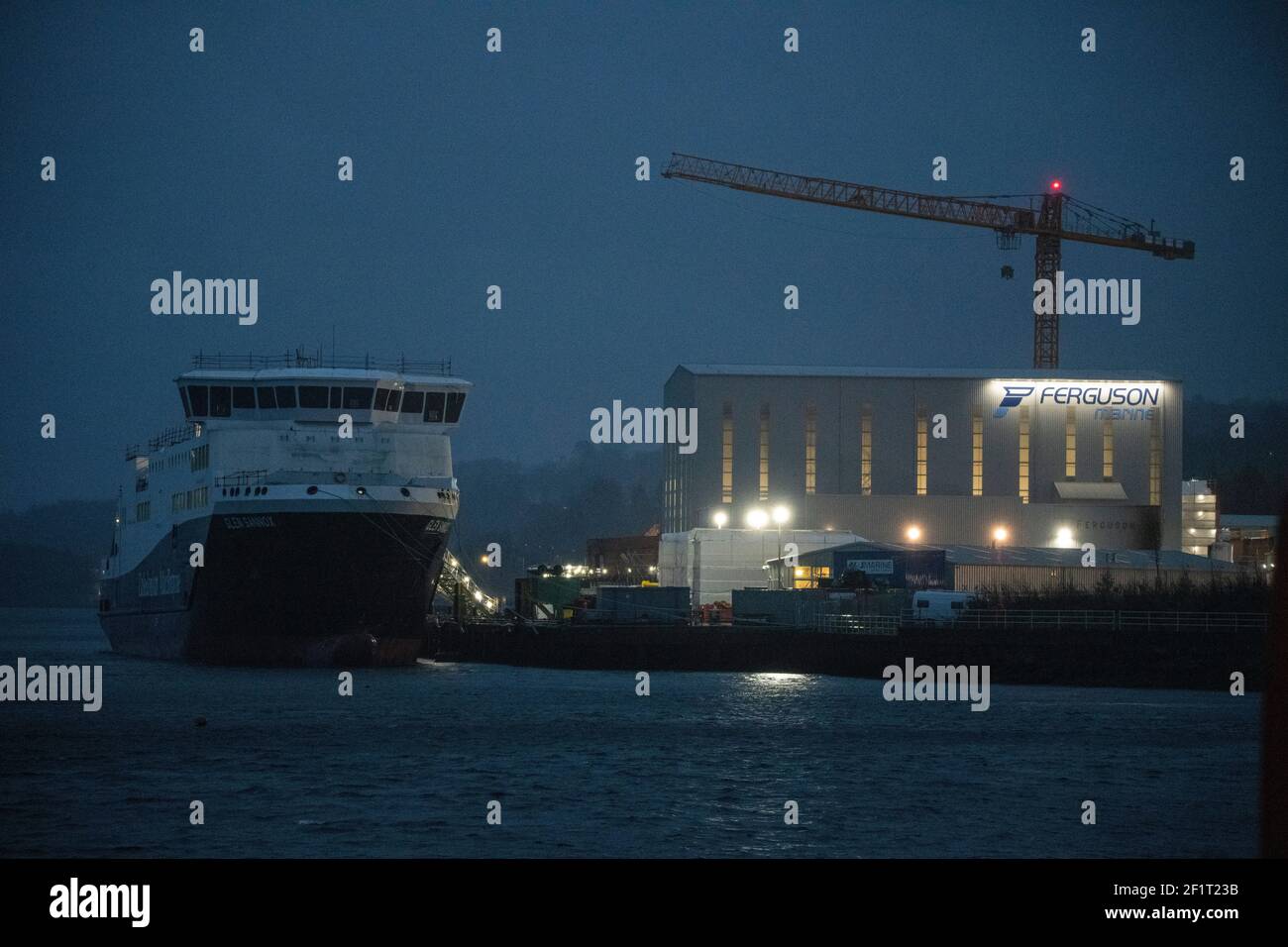 Greenock, Scozia, Regno Unito. 9 marzo 2021. Nella foto: Il traghetto Caledonian Macbrayne Glen Sannox si trova nel Firth di Clyde sotto i riflettori del cantiere di fabbricazione di Ferguson Marine. Il contratto del governo scozzese dovrebbe essere completato nel prossimo anno, si spera. Il progetto è stato circondato da polemiche e il governo scozzese ha fatto passi avanti, tuttavia i costi di spirale sono quasi tre volte il bilancio originale. Credit: Colin Fisher/Alamy Live News Foto Stock