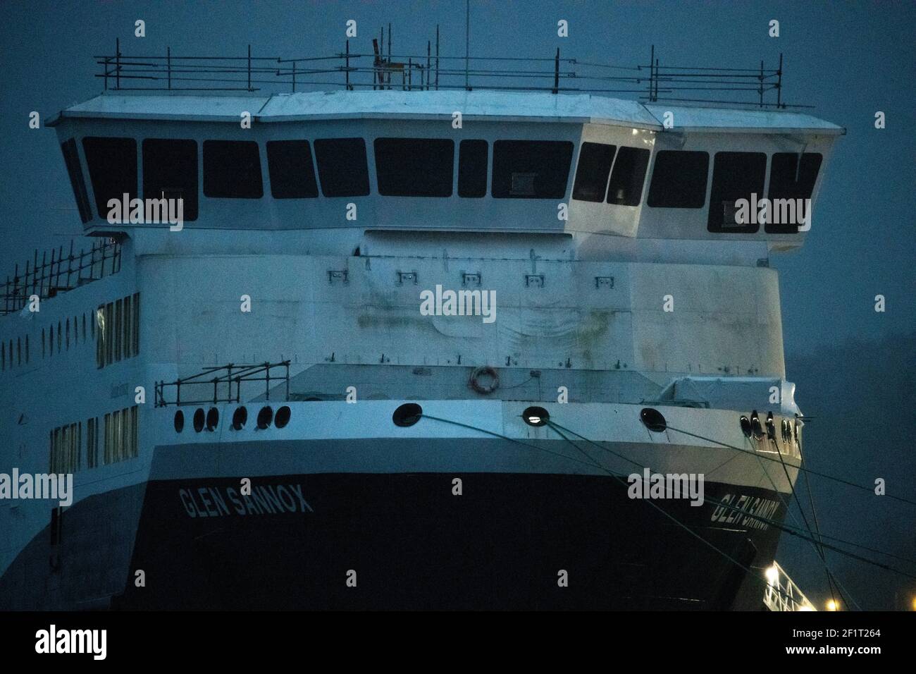 Greenock, Scozia, Regno Unito. 9 marzo 2021. Nella foto: Il traghetto Caledonian Macbrayne Glen Sannox si trova nel Firth di Clyde sotto i riflettori del cantiere di fabbricazione di Ferguson Marine. Il contratto del governo scozzese dovrebbe essere completato nel prossimo anno, si spera. Il progetto è stato circondato da polemiche e il governo scozzese ha fatto passi avanti, tuttavia i costi di spirale sono quasi tre volte il bilancio originale. Credit: Colin Fisher/Alamy Live News Foto Stock