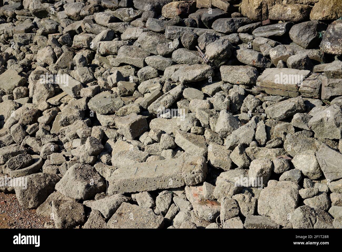 Macerie massi di calcestruzzo ad un'entrata del porto. Foto Stock