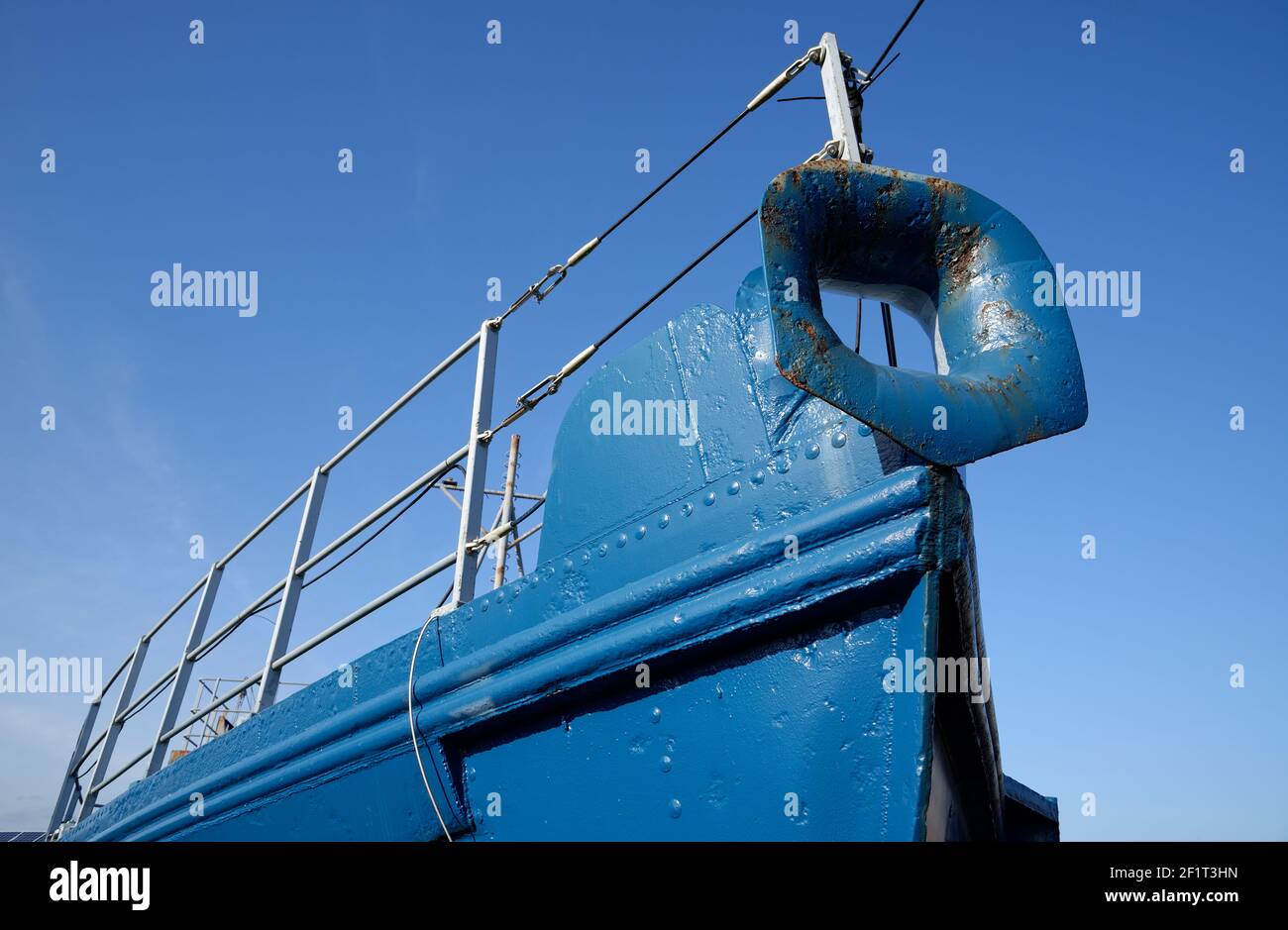 Scafo in barca dipinto di blu e cielo blu Foto Stock