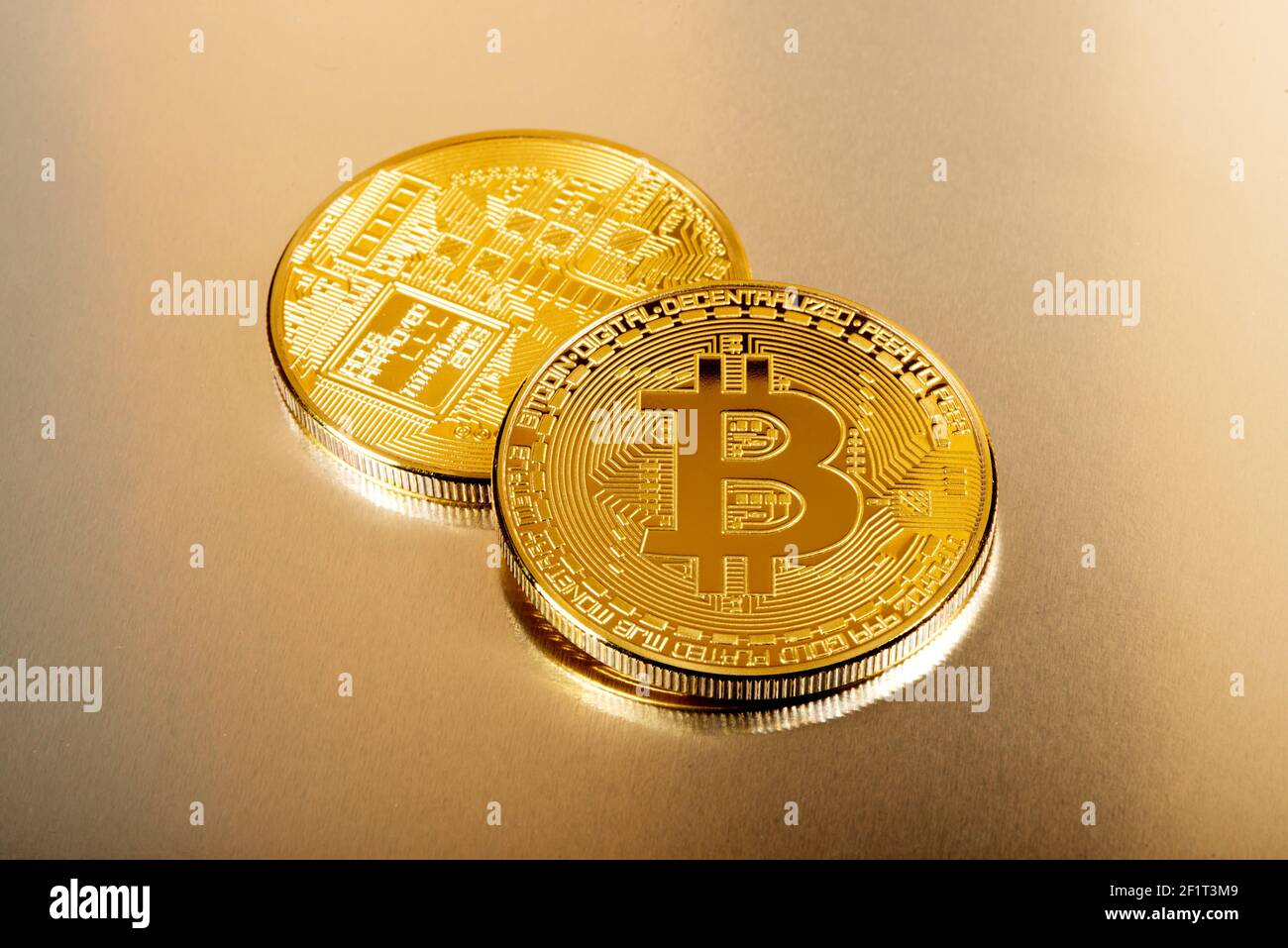 Vista ravvicinata di bitcoin da collezione di monete d'oro Foto Stock
