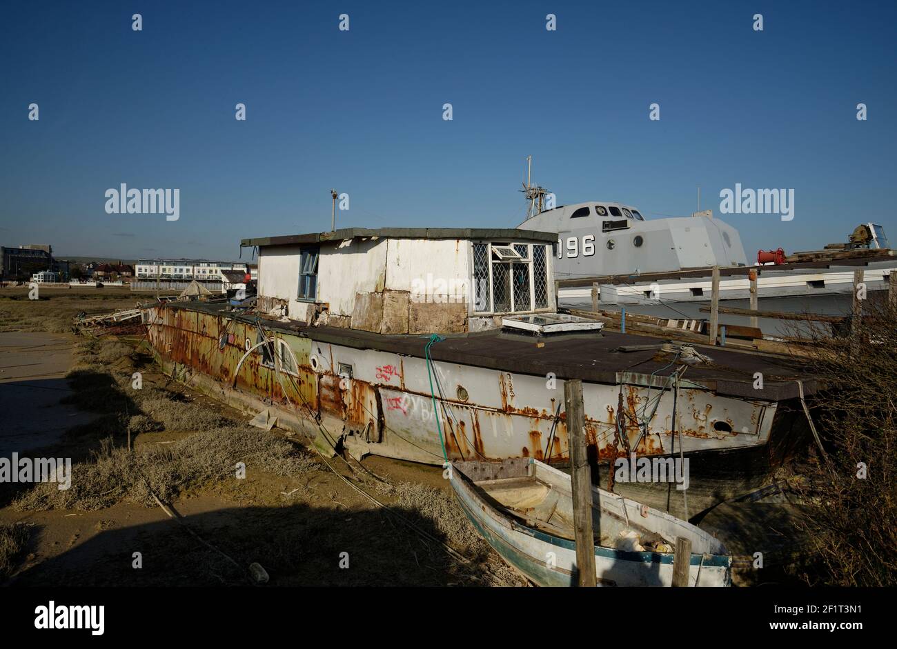 Due case galleggianti sul fiume Adur a Shoreham, Sussex, Inghilterra Foto Stock