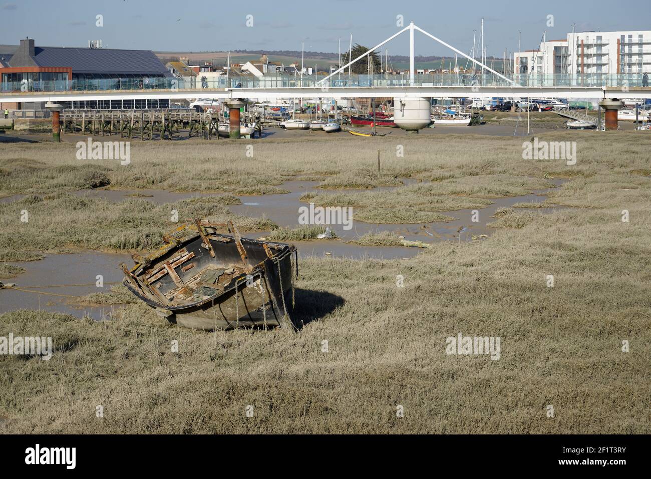 Fango e patrimonio storico su una pianura di fango fluviale. Foto Stock