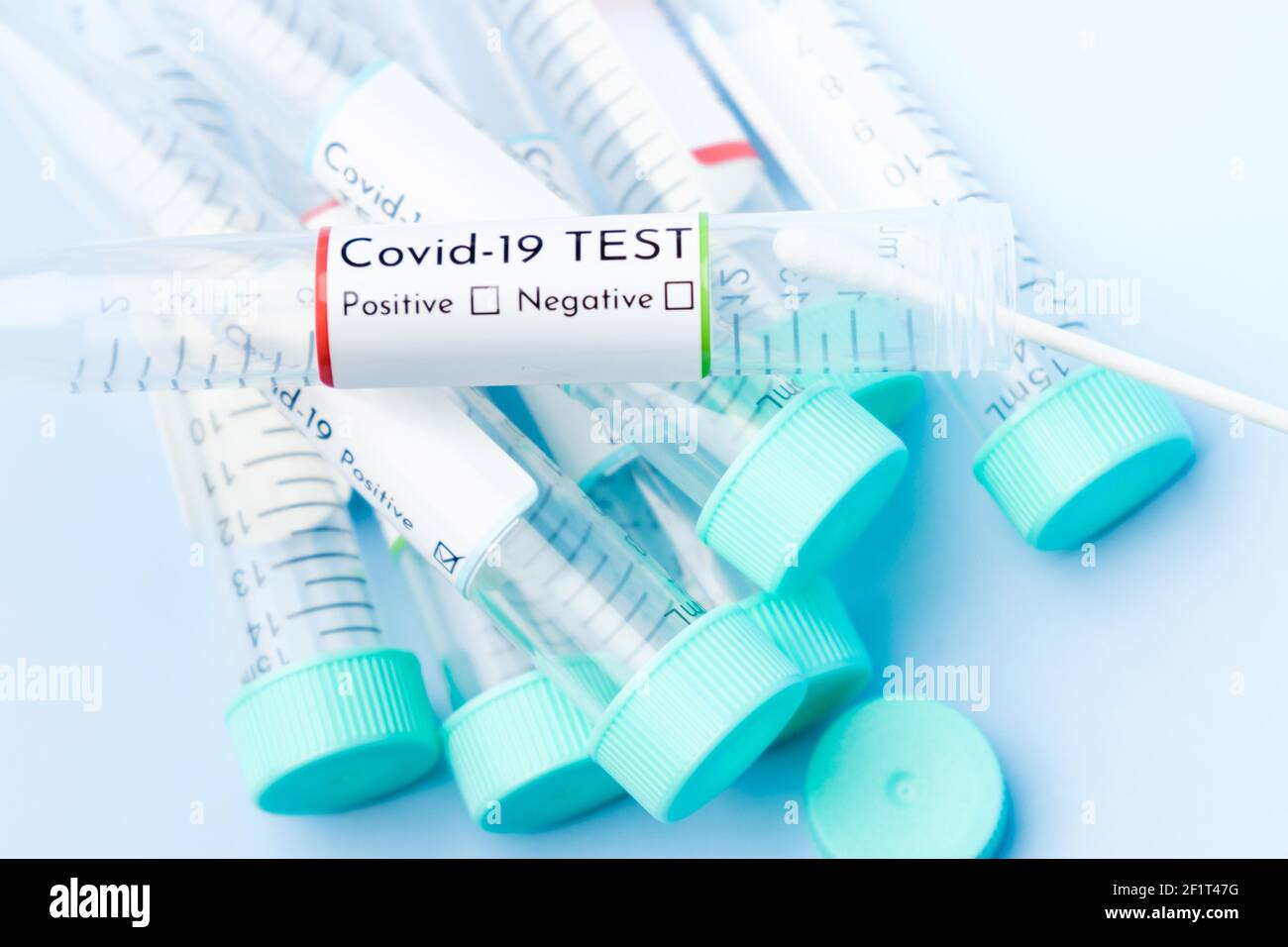 Provette per campioni Coronavirus Covis-19 con risultati positivi Foto Stock