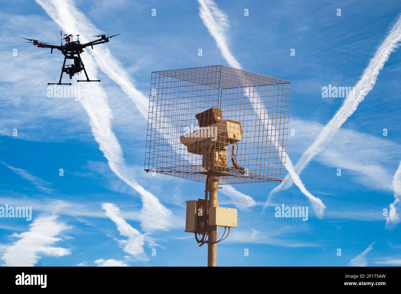 Drone Hexacopter e telecamera cctv in gabbia protettiva. Sicurezza delle  frontiere, fratello maggiore, polizia... concetto Foto stock - Alamy