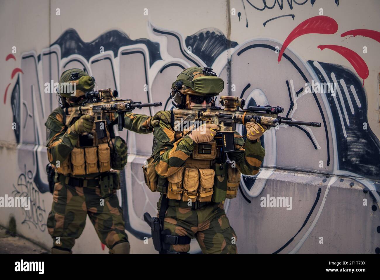 Le forze speciali soldati che effettuano un'operazione usando armi e dispositivi tattici Foto Stock