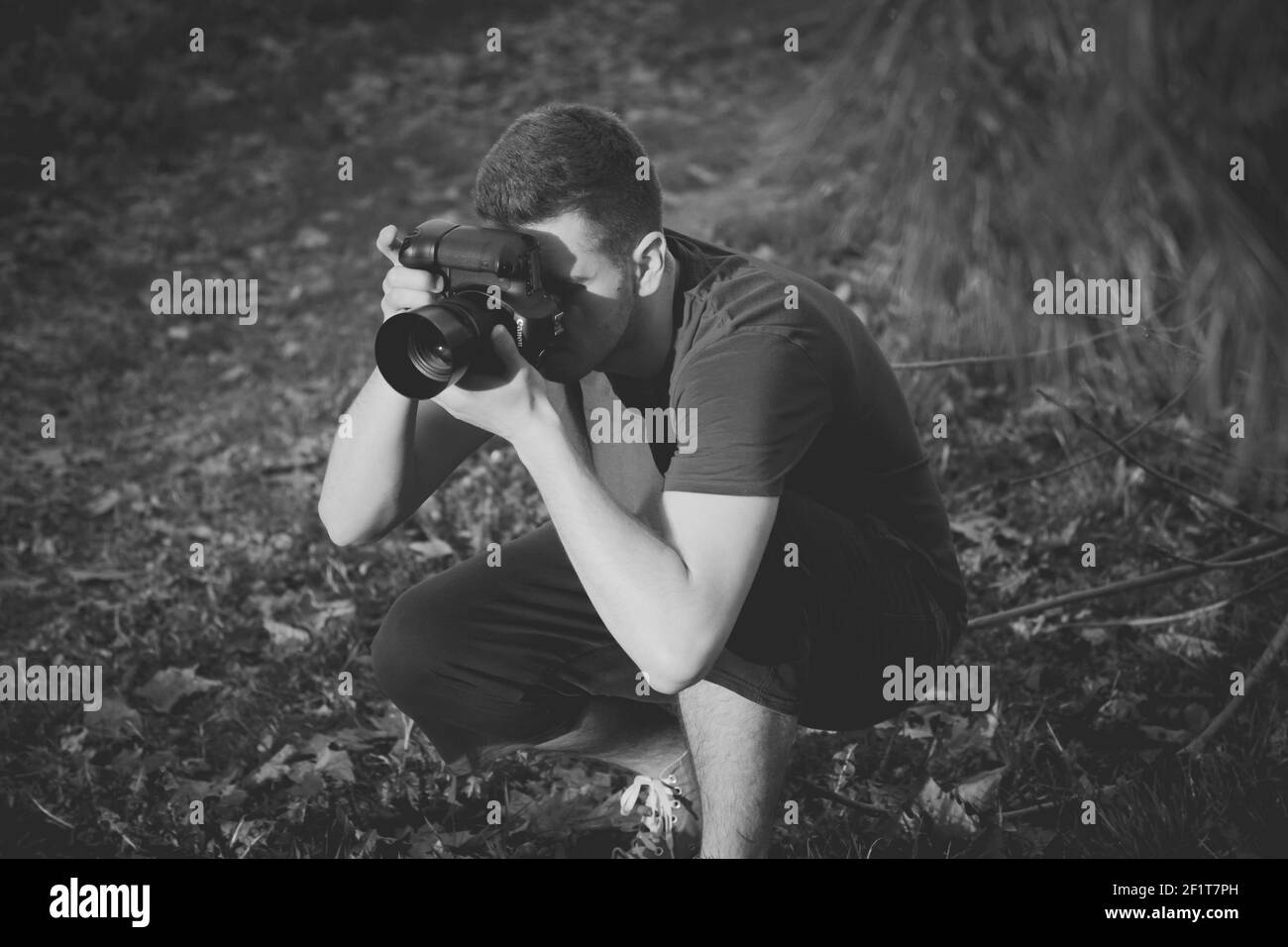 Un ritratto di un giovane fotografo caucasico che si avvicina al campo. Foto Stock