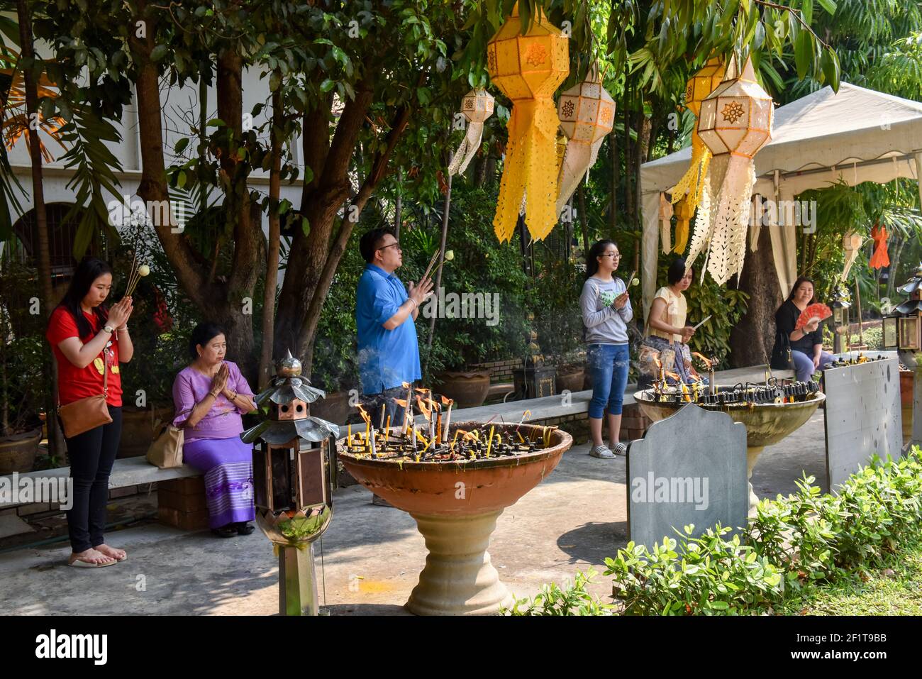 Persone che pregano sui terreni del tempio buddista di Wat Phra Singh, Chiang mai, Thailandia Foto Stock