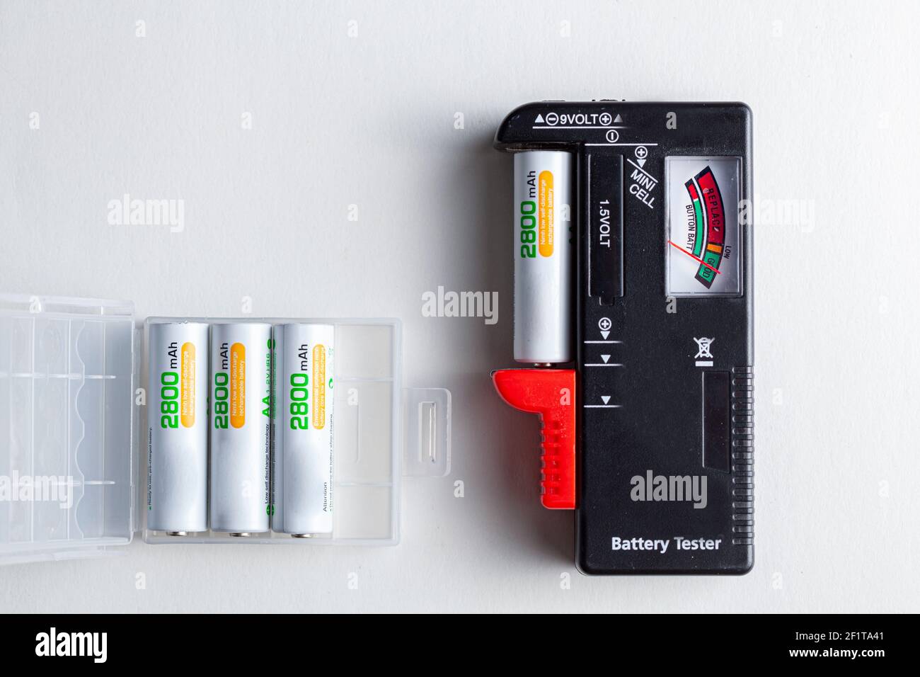 Un tester per batterie in plastica nera con un morsetto sul lato che  consente di inserire diversi tipi di batterie in modo da misurarne i  livelli di carica Foto stock - Alamy