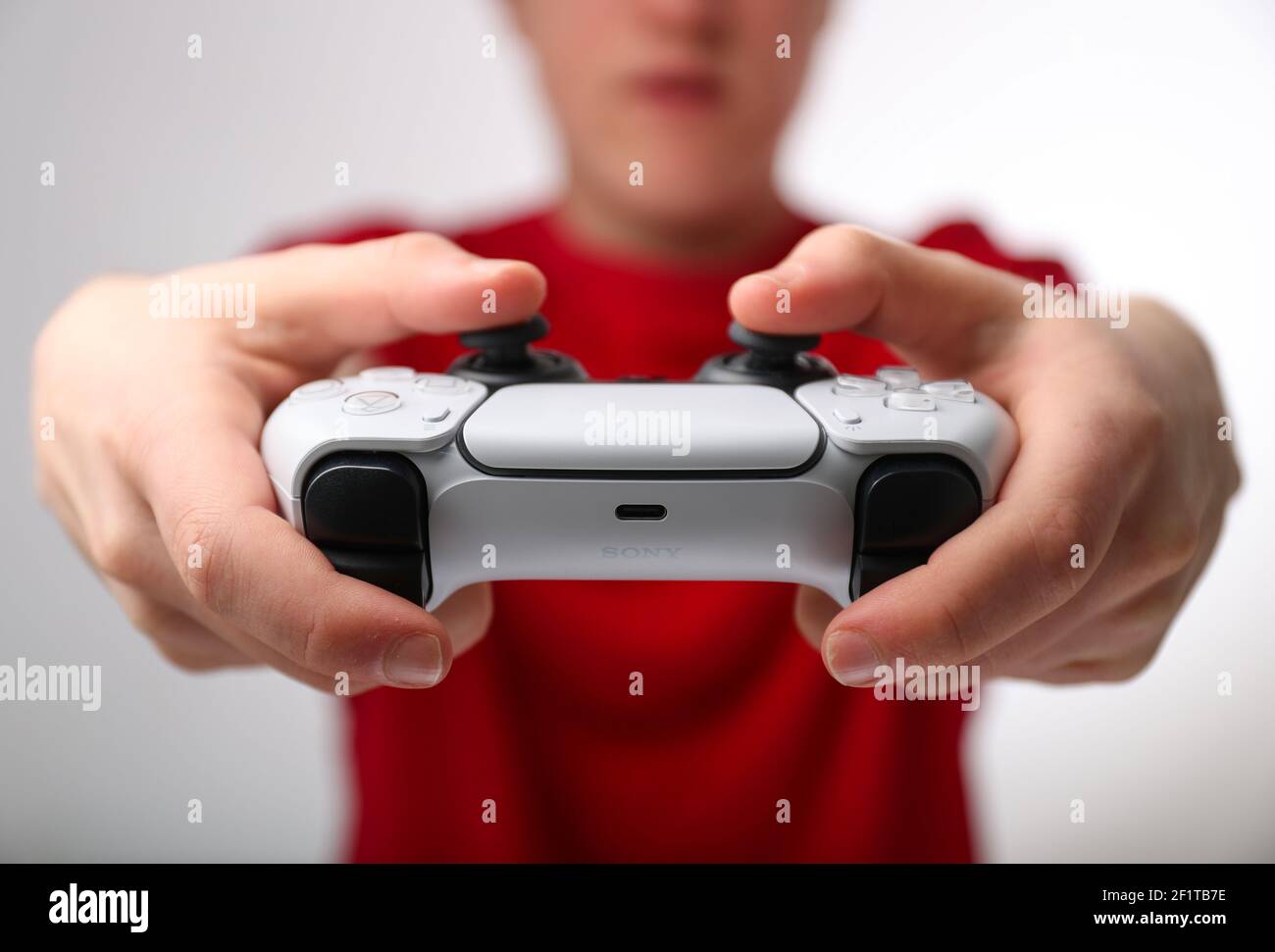 Adolescente che gioca su PlayStation 5 o PS5 Foto Stock