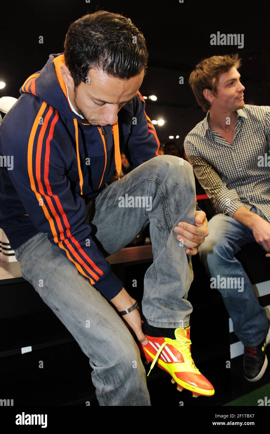 CALCIO - PRESENTAZIONE DELLE NUOVE SCARPE ADIDAS - MI COACH F50 - ADIDAS  STORE / PARIGI (FRA) - 06/12/2011 - FOTO / PHILIPPE MILLEREAU KMSP / DPPI -  NENE ( PARIS SAINT GERMAIN TEAM Foto stock - Alamy