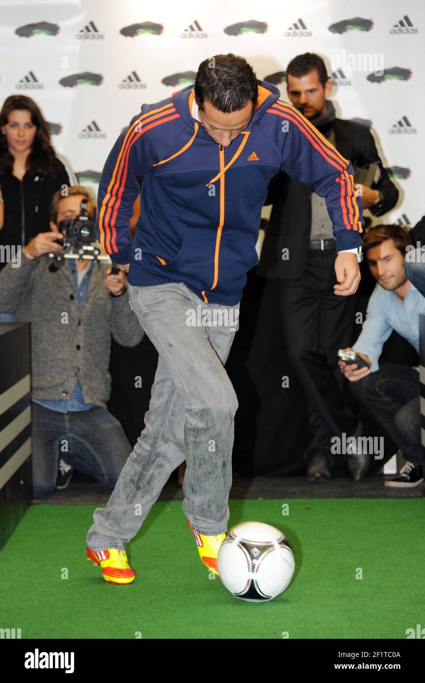 CALCIO - PRESENTAZIONE DELLE NUOVE SCARPE ADIDAS - MI COACH F50 - ADIDAS  STORE / PARIGI (FRA) - 06/12/2011 - FOTO / PHILIPPE MILLEREAU KMSP / DPPI -  NENE ( PARIS SAINT GERMAIN TEAM Foto stock - Alamy