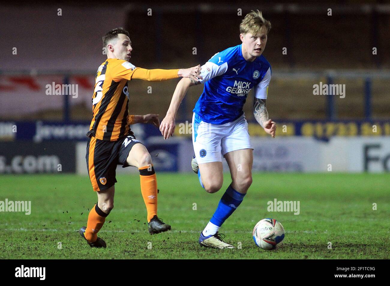 Peterborough, Regno Unito. 09 marzo 2021. Frankie Kent di Peterborough United (R) detiene Gavin Whyte di Hull City (L). EFL Skybet Football League One Match, Peterborough Utd contro Hull City al Weston Homes Stadium di Peterborough, Cambridgeshire martedì 9 marzo 2021. Questa immagine può essere utilizzata solo per scopi editoriali. Solo per uso editoriale, è richiesta una licenza per uso commerciale. Nessun uso nelle scommesse, nei giochi o in un singolo club/campionato/giocatore publications.pic by Steffan Bowen/Andrew Orchard sports photography/Alamy Live News Credit: Andrew Orchard sports photography/Alamy Live News Foto Stock