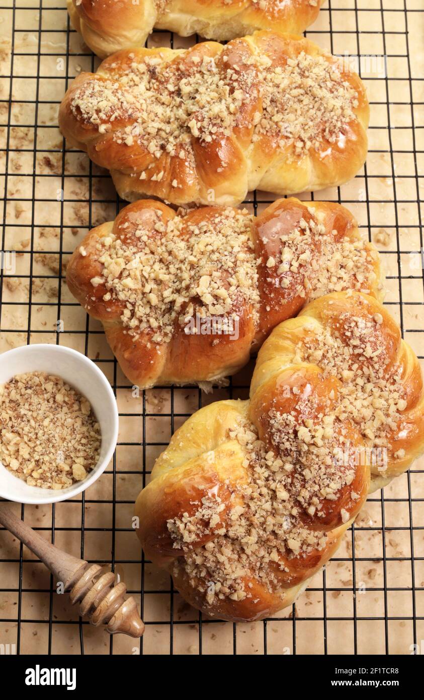 Cucina rumena. Mucenici fatti in casa, dolci tradizionali fatti nella figura 8 per apparire come garlands, cosparsi di miele e noci tritate. Foto Stock