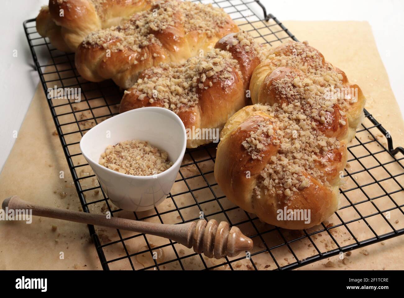 Cucina rumena. Mucenici fatti in casa, dolci tradizionali fatti nella figura 8 per apparire come garlands, cosparsi di miele e noci tritate. Foto Stock