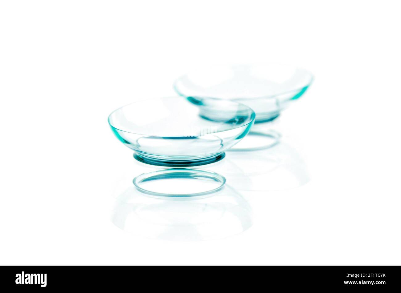 Due lenti a contatto con riflessi, isolate su sfondo bianco Foto Stock