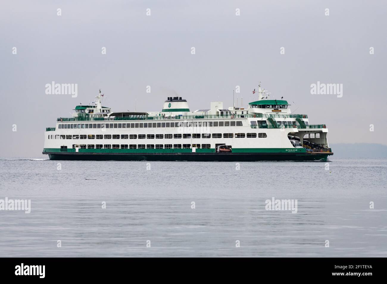 Edmonds, WA, USA - 18 febbraio 2019; Washington state Jumbo Ferry Spokane avendo un viaggio liscio tra Kingston ed Edmonds nello stato di Washington Foto Stock