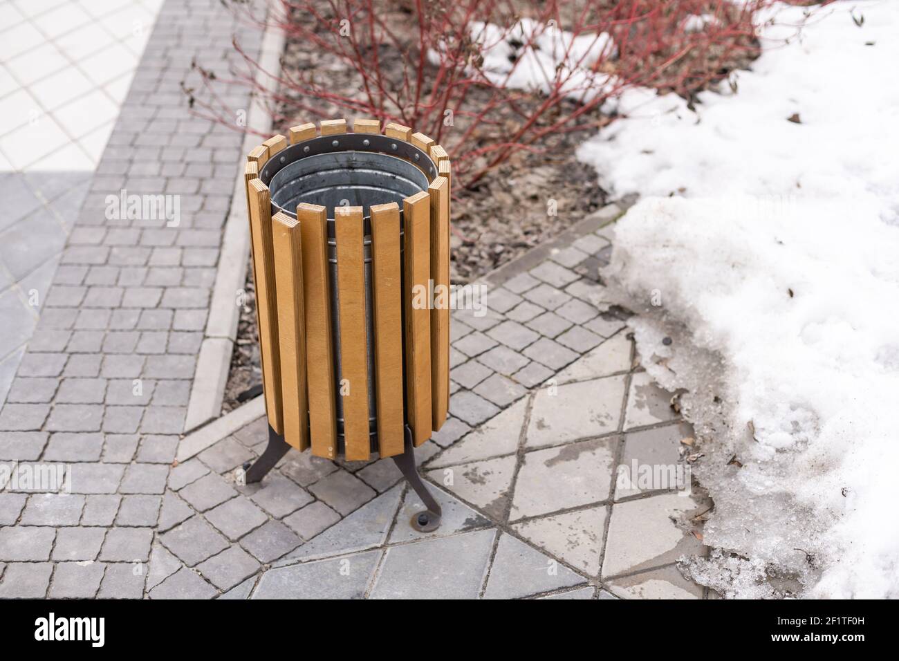 cestino sulla strada. Foto Stock