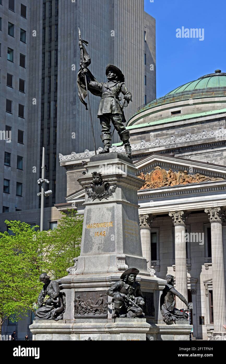 Paul Chomedey, Maisonneuve, Monumento, Place d'Armes, Montreal, Quebec, Canada, Paul Chomedey de Maisonneuve , è il fondatore di Montreal. Canada, Canada, Provincia, Quebec. (Paul de Chomedey, 1612 - 1676 ufficiale militare francese e il fondatore di Fort Ville-Marie (Montreal moderna). Monumento dello scultore Louis-Philippe Hébert costruito nel 1895. Foto Stock
