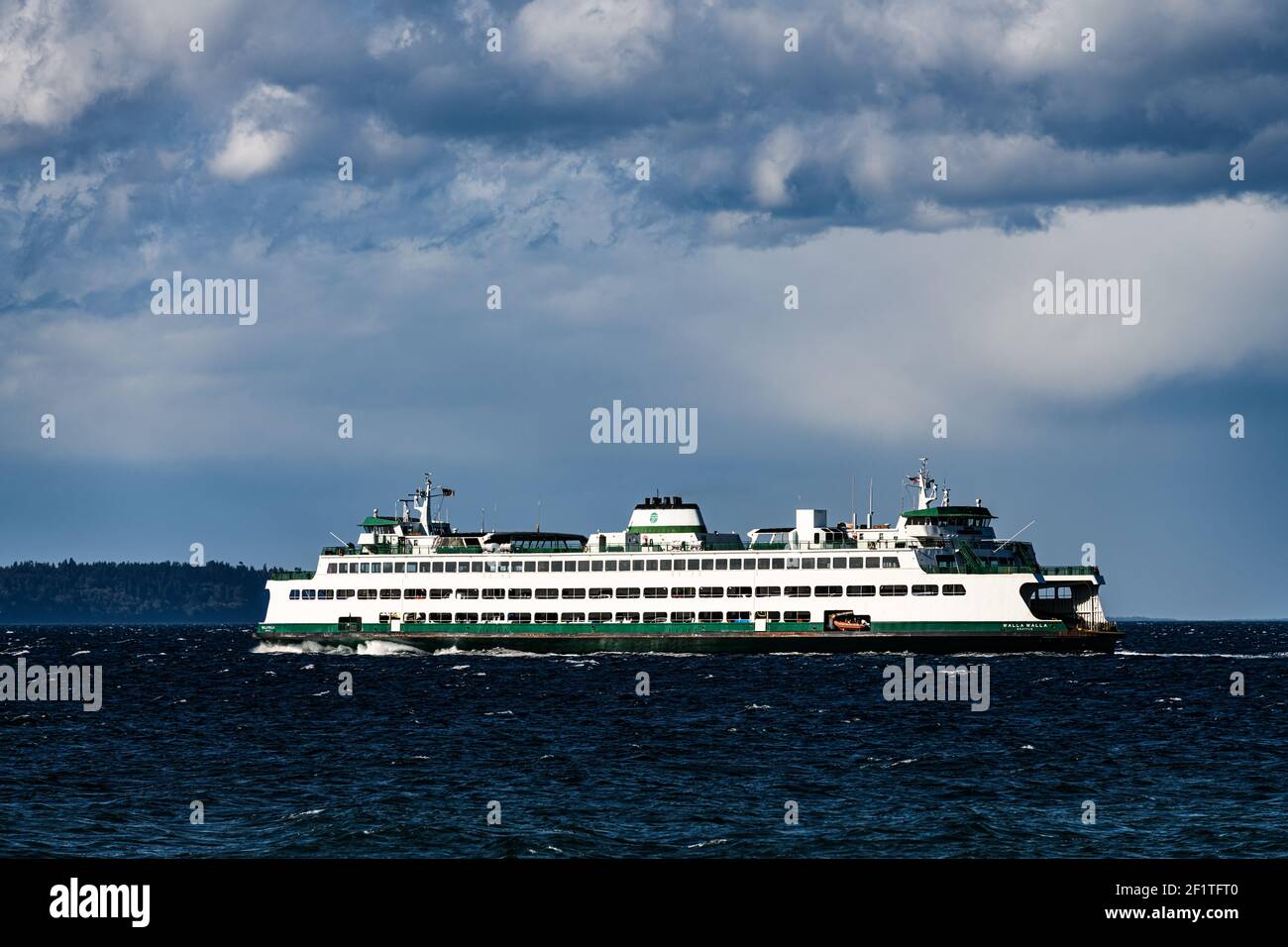 Washington state Ferry Walla Walla che attraversa Puget Sound sotto l'oscurità cieli come tempesta si avvicina Foto Stock