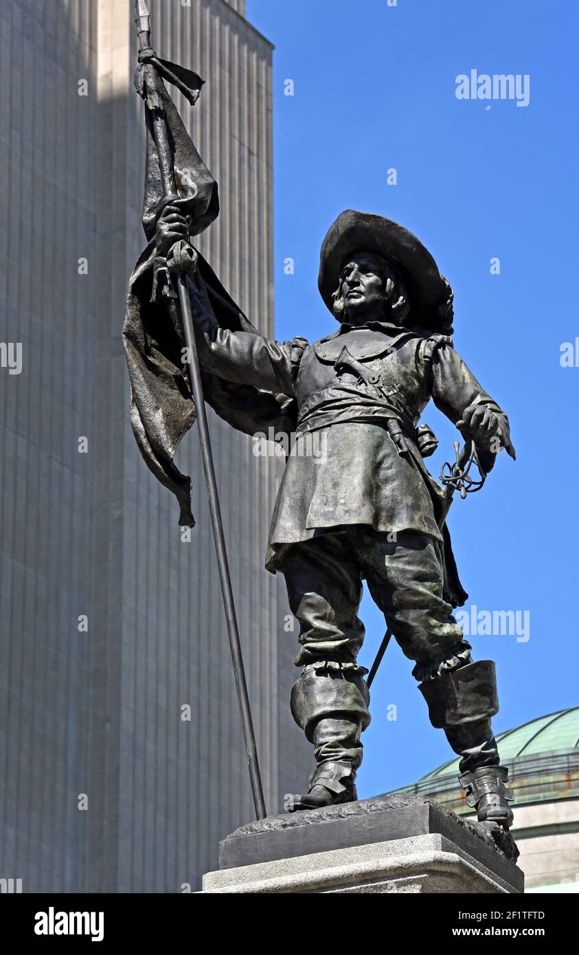 Paul Chomedey, Maisonneuve, Monumento, Place d'Armes, Montreal, Quebec, Canada, Paul Chomedey de Maisonneuve , è il fondatore di Montreal. Canada, Canada, Provincia, Quebec. (Paul de Chomedey, 1612 - 1676 ufficiale militare francese e il fondatore di Fort Ville-Marie (Montreal moderna). Monumento dello scultore Louis-Philippe Hébert costruito nel 1895. Foto Stock