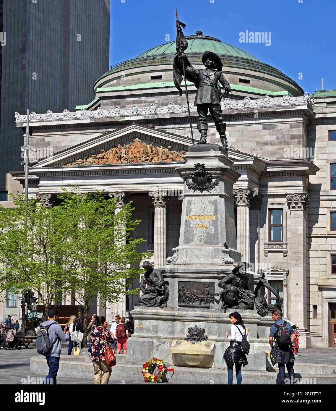 Paul Chomedey, Maisonneuve, Monumento, Place d'Armes, Montreal, Quebec, Canada, Paul Chomedey de Maisonneuve , è il fondatore di Montreal. Canada, Canada, Provincia, Quebec. (Paul de Chomedey, 1612 - 1676 ufficiale militare francese e il fondatore di Fort Ville-Marie (Montreal moderna). Monumento dello scultore Louis-Philippe Hébert costruito nel 1895. Foto Stock