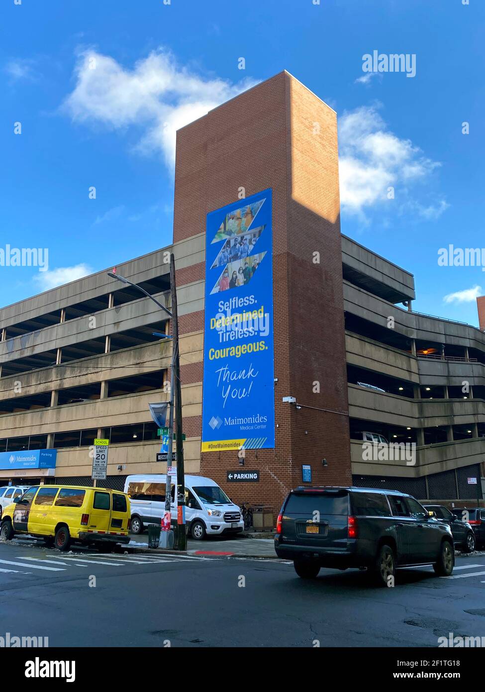 Grande banner che ringrazia tutti i medici e gli altri lavoratori del Maimoniodes Medical Center per la loro dedizione durante la pandemia di Covid-19 a Brooklyn, New York. Foto Stock