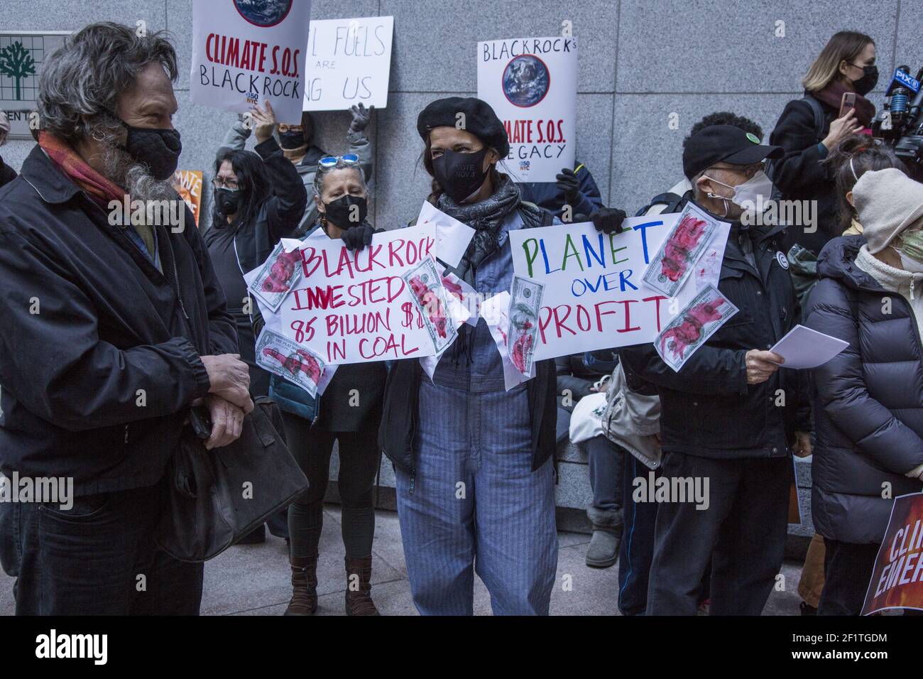 Dimostrazione e marcia nel centro di New York in marcia dal quartier generale di Black Rock alla Chase Bank, entrambi grandi investitori in combustibili fossili in nome del salvataggio del pianeta terra. Organizzato dal movimento ora mondiale per la giustizia climatica conosciuto come la ribellione dell'estinzione. Estinzione la ribellione è un movimento ambientale globale con lo scopo dichiarato di usare la disobbedienza civile nonviolenta per costringere l'azione del governo ad evitare punti di svolta nel sistema climatico, la perdita di biodiversità, e il rischio di collasso sociale ed ecologico. Foto Stock