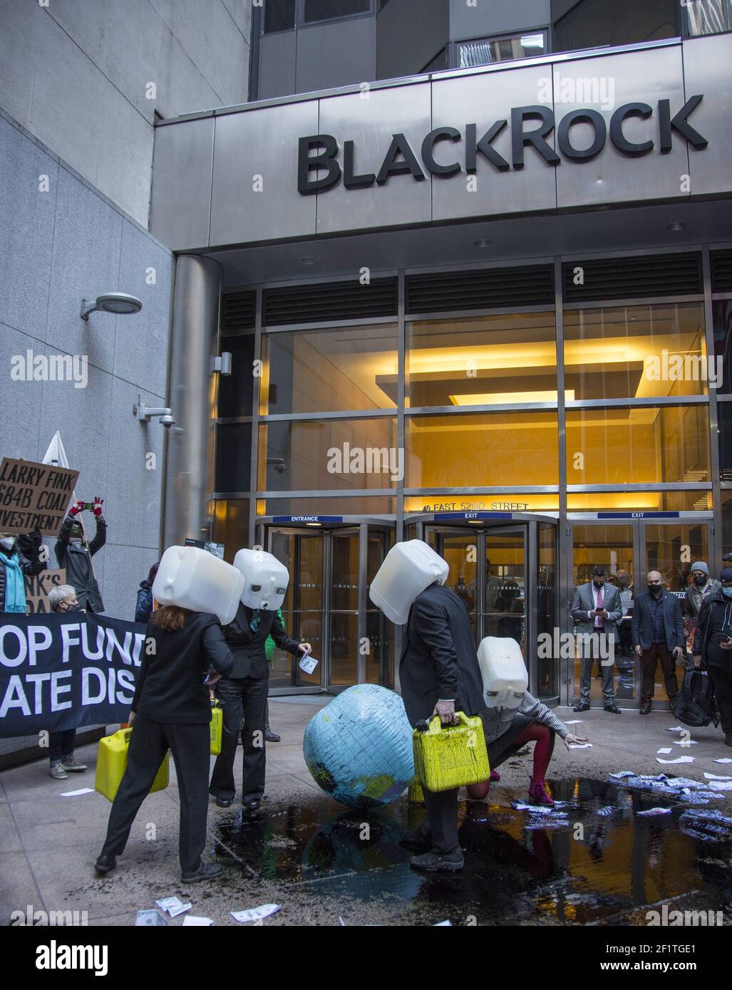 Dimostrazione e marcia nel centro di New York in marcia dal quartier generale di Black Rock alla Chase Bank, entrambi grandi investitori in combustibili fossili in nome del salvataggio del pianeta terra. Organizzato dal movimento ora mondiale per la giustizia climatica conosciuto come la ribellione dell'estinzione. Estinzione la ribellione è un movimento ambientale globale con lo scopo dichiarato di usare la disobbedienza civile nonviolenta per costringere l'azione del governo ad evitare punti di svolta nel sistema climatico, la perdita di biodiversità, e il rischio di collasso sociale ed ecologico. Foto Stock