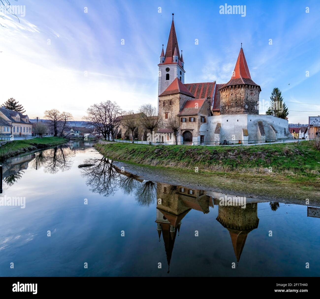 Chiesa fortificata di Cristian da Sibiu Hermannstadt. Transilvania, Romania, Chiesa medievale riflessione in acqua. Architettura medievale Foto Stock
