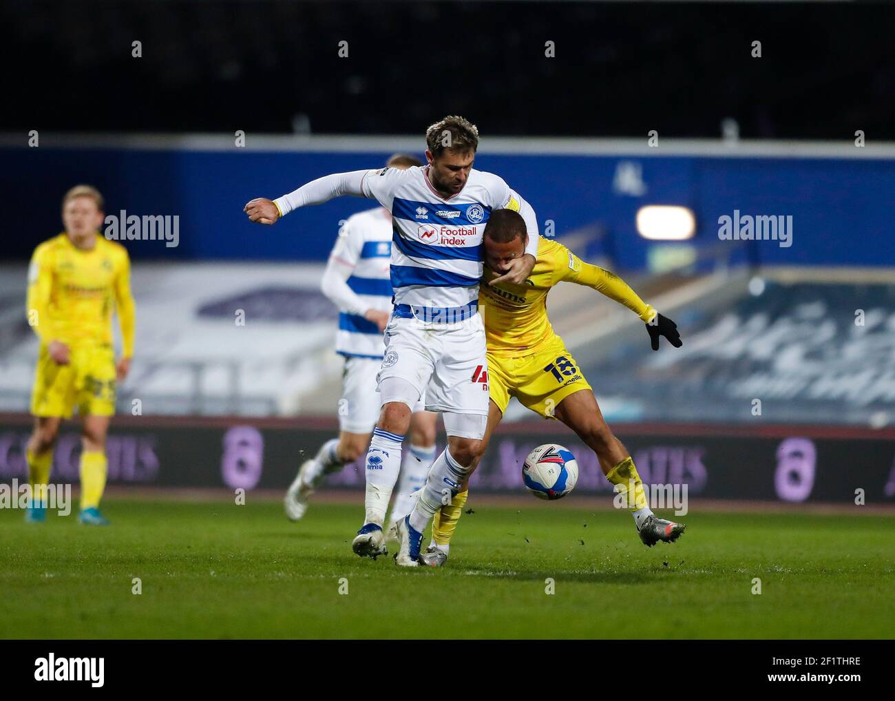 Londra, Regno Unito. 9 marzo 2021; il Kiyan Prince Foundation Stadium, Londra, Inghilterra; Campionato di calcio inglese della Lega, Queen Park Rangers contro Wycombe Wanderers; Charlie Austin of Queens Park Rangers commette un fallo mettendo Curtis Thompson di Wycombe Wanderers in un headlock Credit: Action Plus Sports Images/Alamy Live News Foto Stock