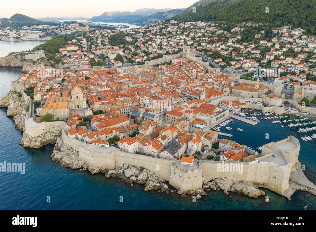 Foto aerea di un drone delle mura della città di Dubrovnik nel mare Adriatico In Croazia estate con vista prima dell'alba Foto Stock