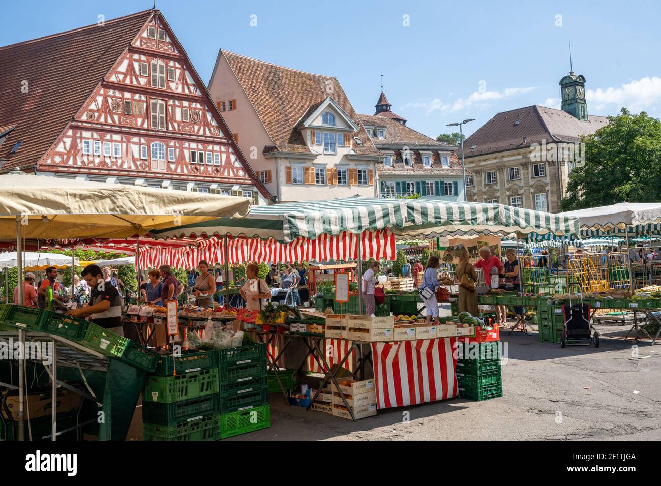La gente gode di cibo d'acquisto al mercato settimanale degli agricoltori in La piazza della città di Esslingen sul Neckar Foto Stock