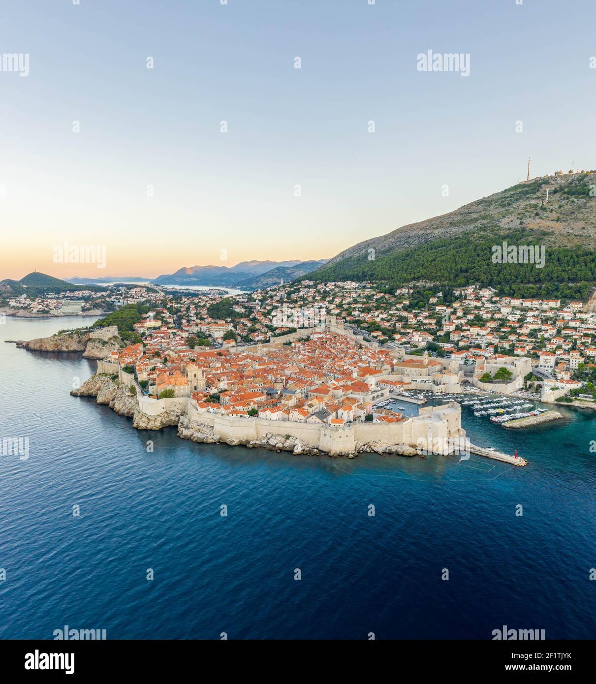 Foto aerea di un drone delle mura della città di Dubrovnik nel mare Adriatico In Croazia estate con vista della montagna SRD prima dell'alba Foto Stock