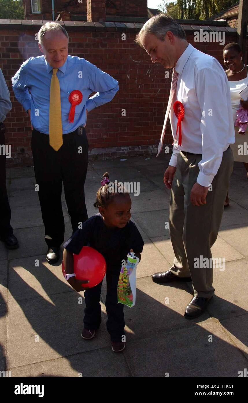 KEN LIVINGSTONE SI UNISCE AL CANDIDATO AL LAVORO PER IL BRENT EAST PER ELEZIONE, ROBERT EVANS, ALLA SCUOLA PRIMARIA DI AUMENTO DEL KENSAL.17/9/03 PILSTON Foto Stock