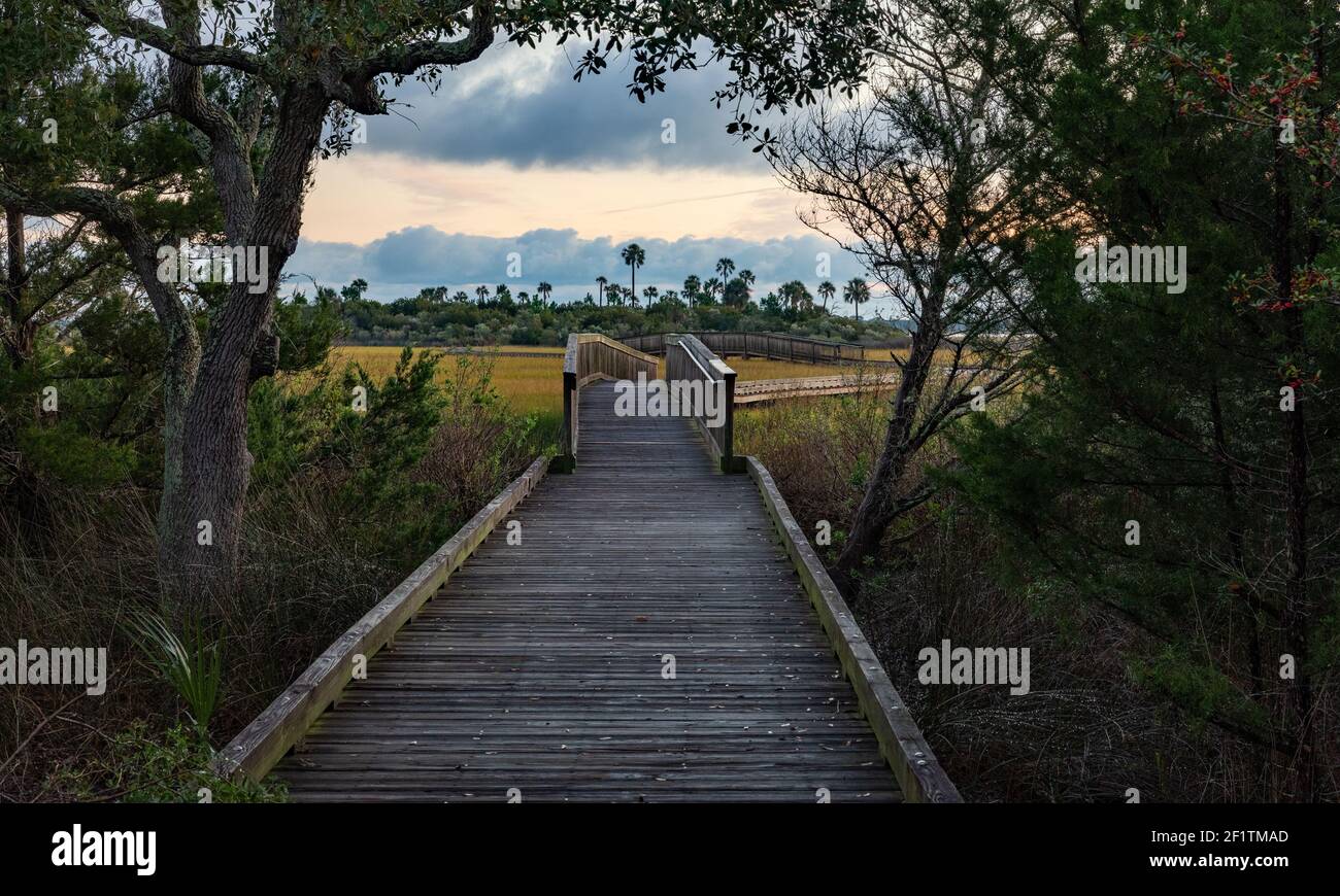 Passerella sopra la palencia Salt Marsh sul fiume Tolomato a St. Augustine, Florida all'alba Foto Stock