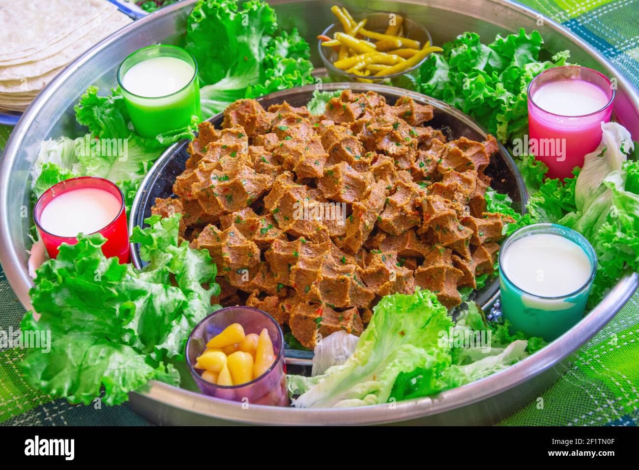 Tavolo crudo con latticello, lattuga, limone e insalata in primo piano Foto Stock