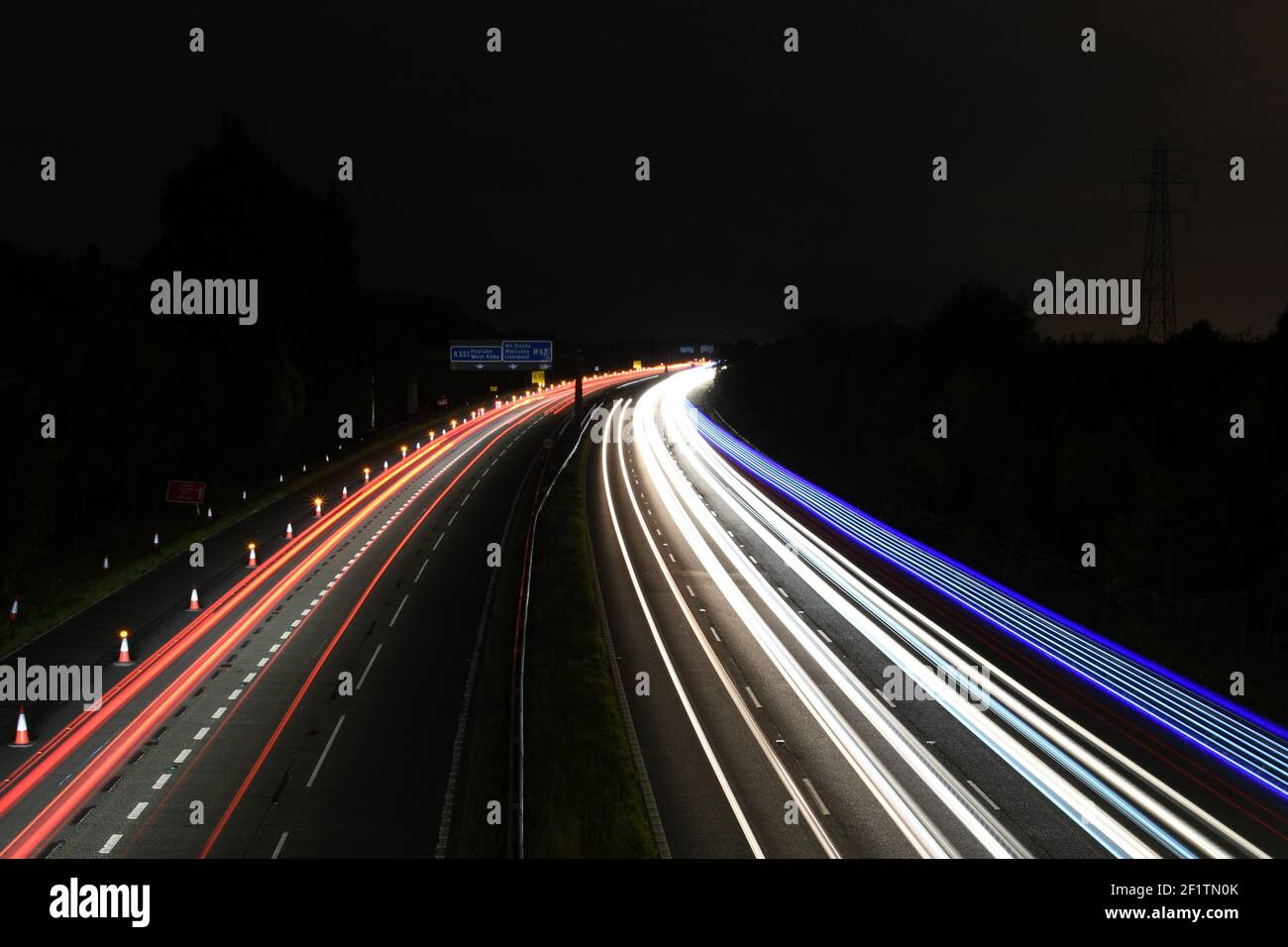 I sentieri luminosi illuminano il cielo notturno sulla M53, Wirral Foto Stock