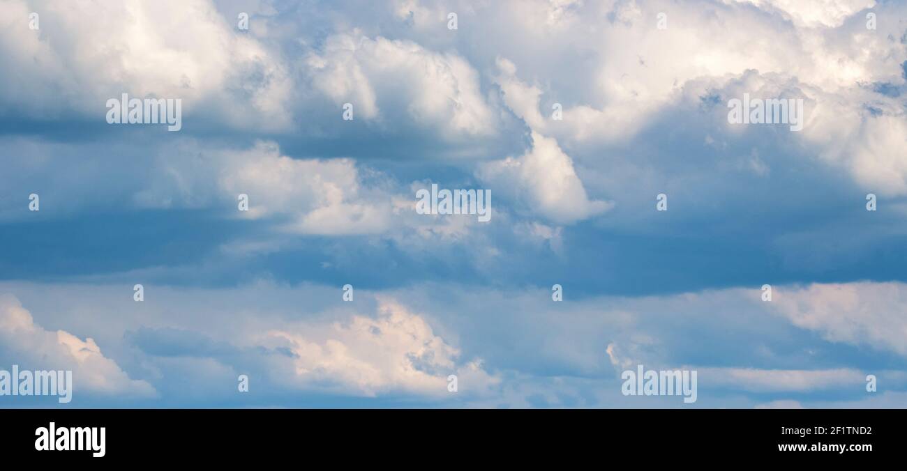 Bellissimo sfondo naturale con skyscape e nuvole Foto Stock