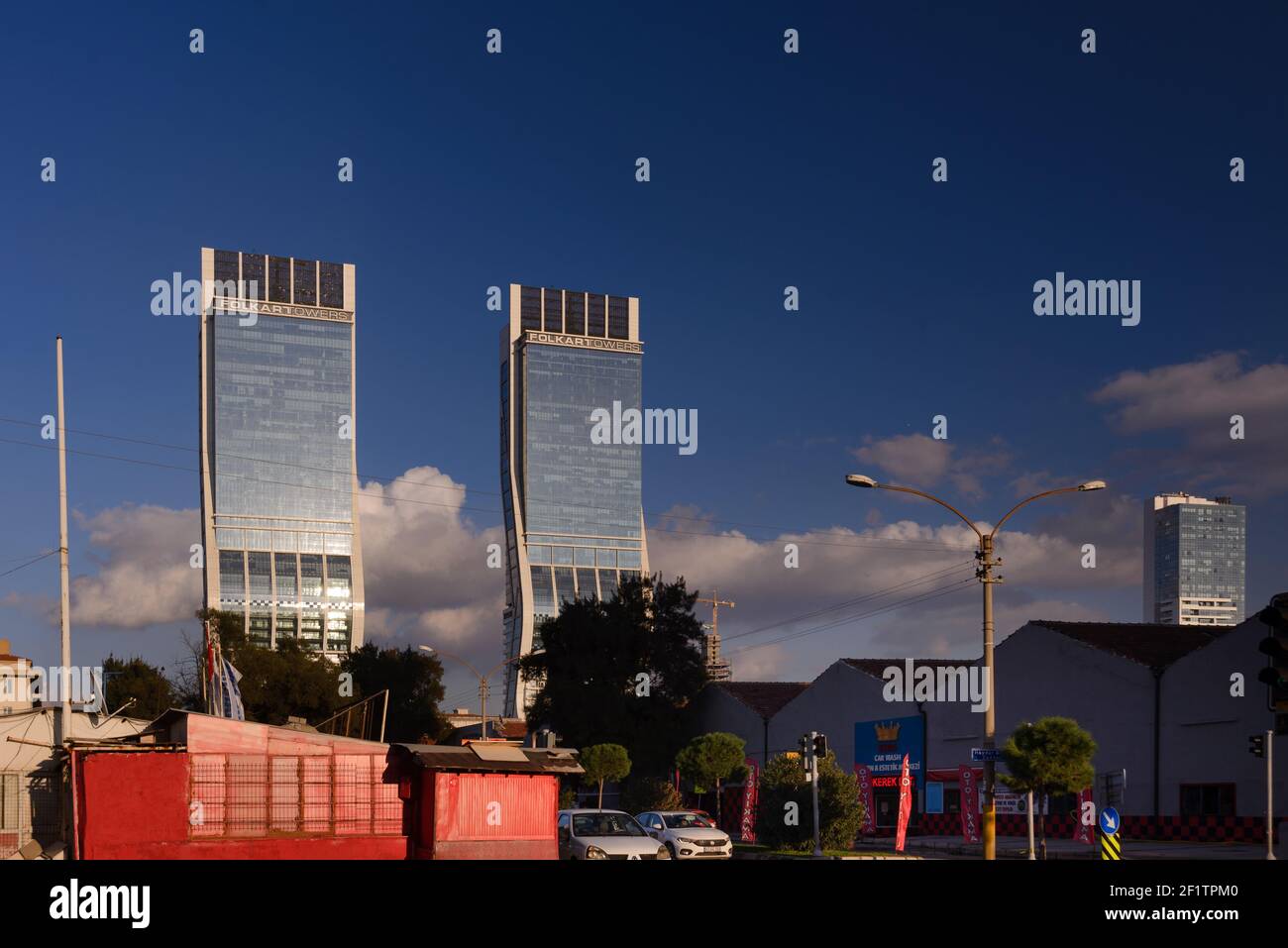 Izmir, Turchia - 14 gennaio 2021: Folkart Torri di Smirne in serata. Foto Stock