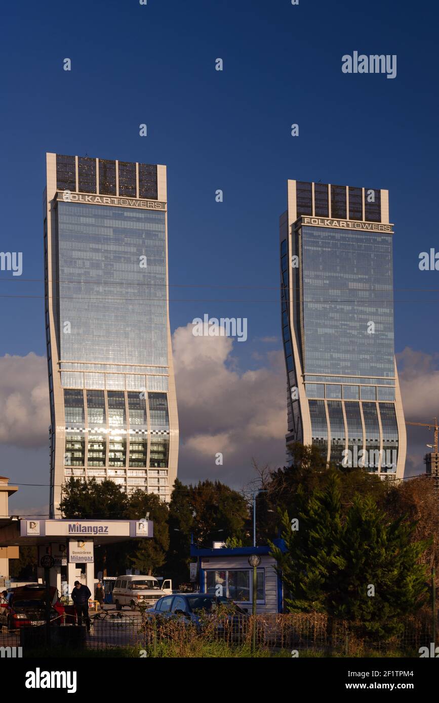 Izmir, Turchia - 14 gennaio 2021: Folkart Torri di Smirne in serata. Foto Stock