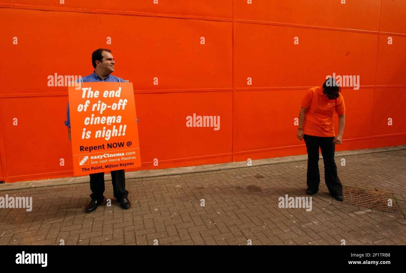 STELIOS AL DI FUORI DELL'EASY CINEMA A MILTON KEYNES.23/5/03 PILSTON Foto Stock