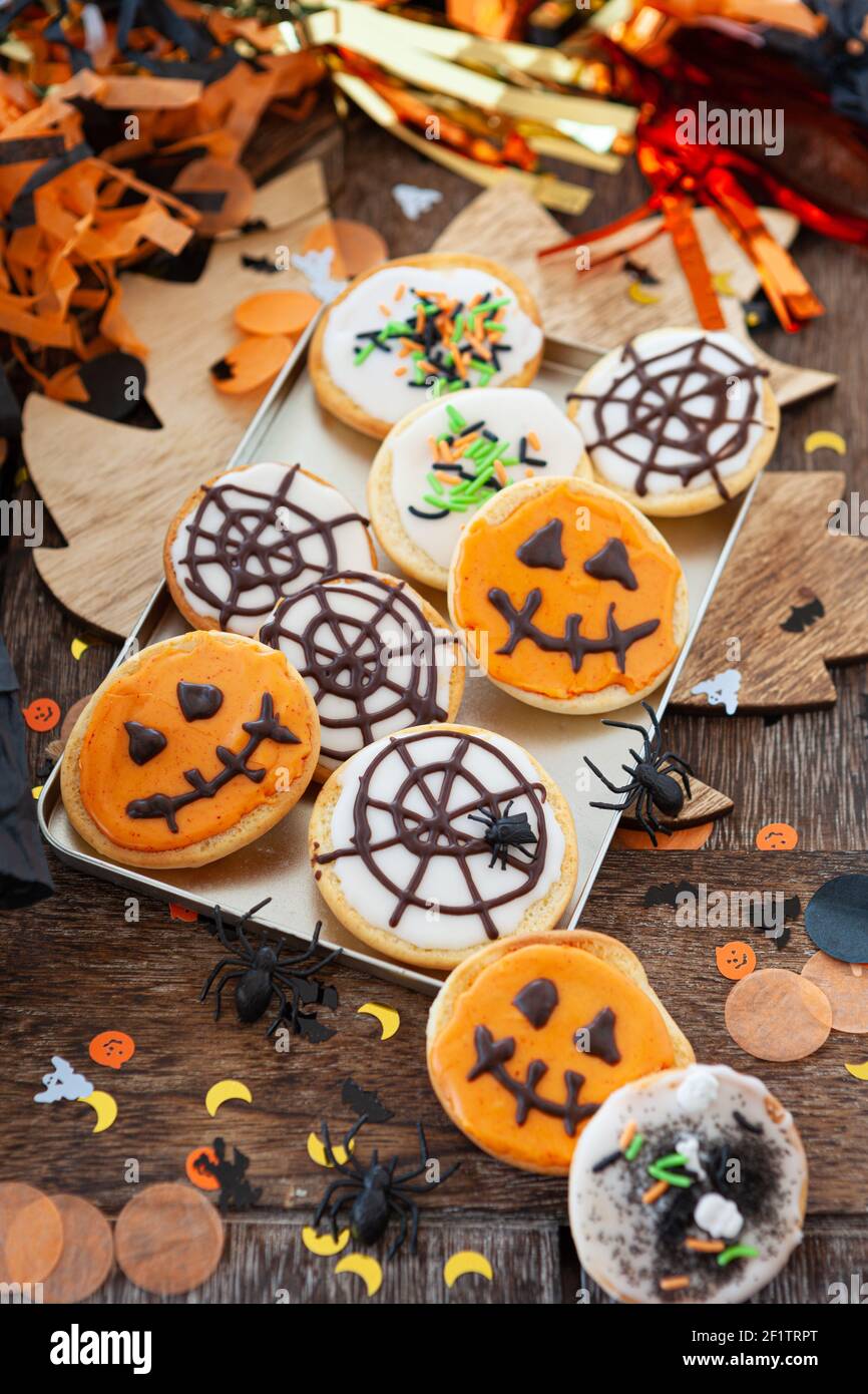 Prodotti da forno colorati per Halloween Foto Stock
