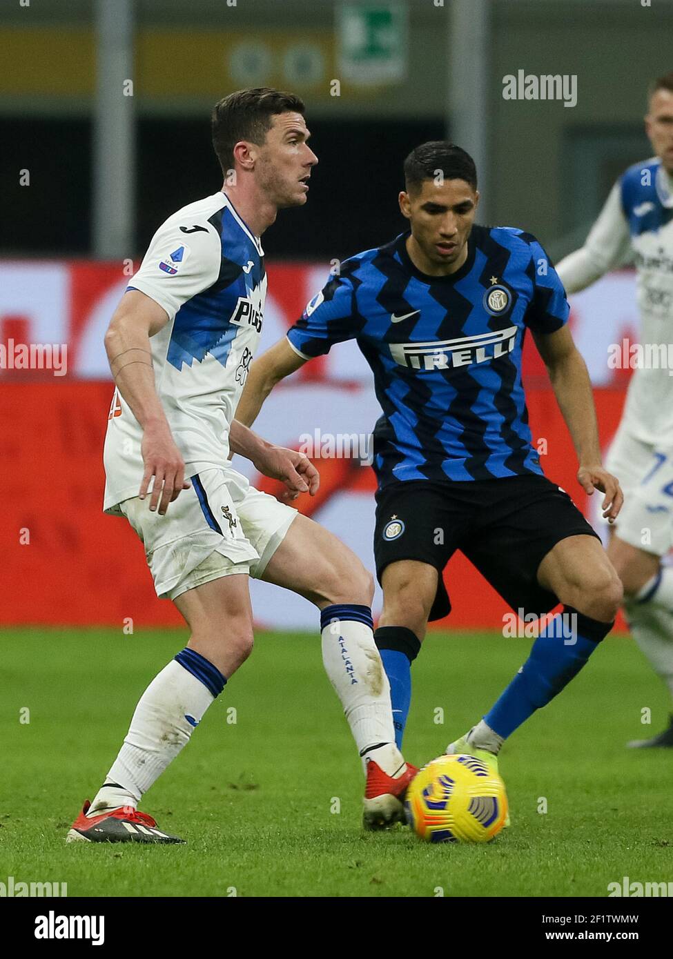 MILANO, ITALIA - 8 MARZO: Robin Gosens di Atalanta e Achraf Hakimi di Internazionale durante la Serie A partita tra Internazionale e Atalanta BC A. Foto Stock